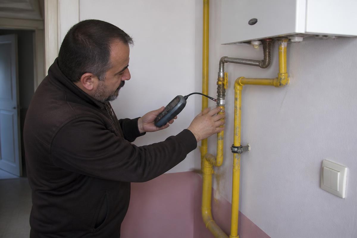 Teknisyenin doğalgaz tesisatında kaçak kontrolü yapması